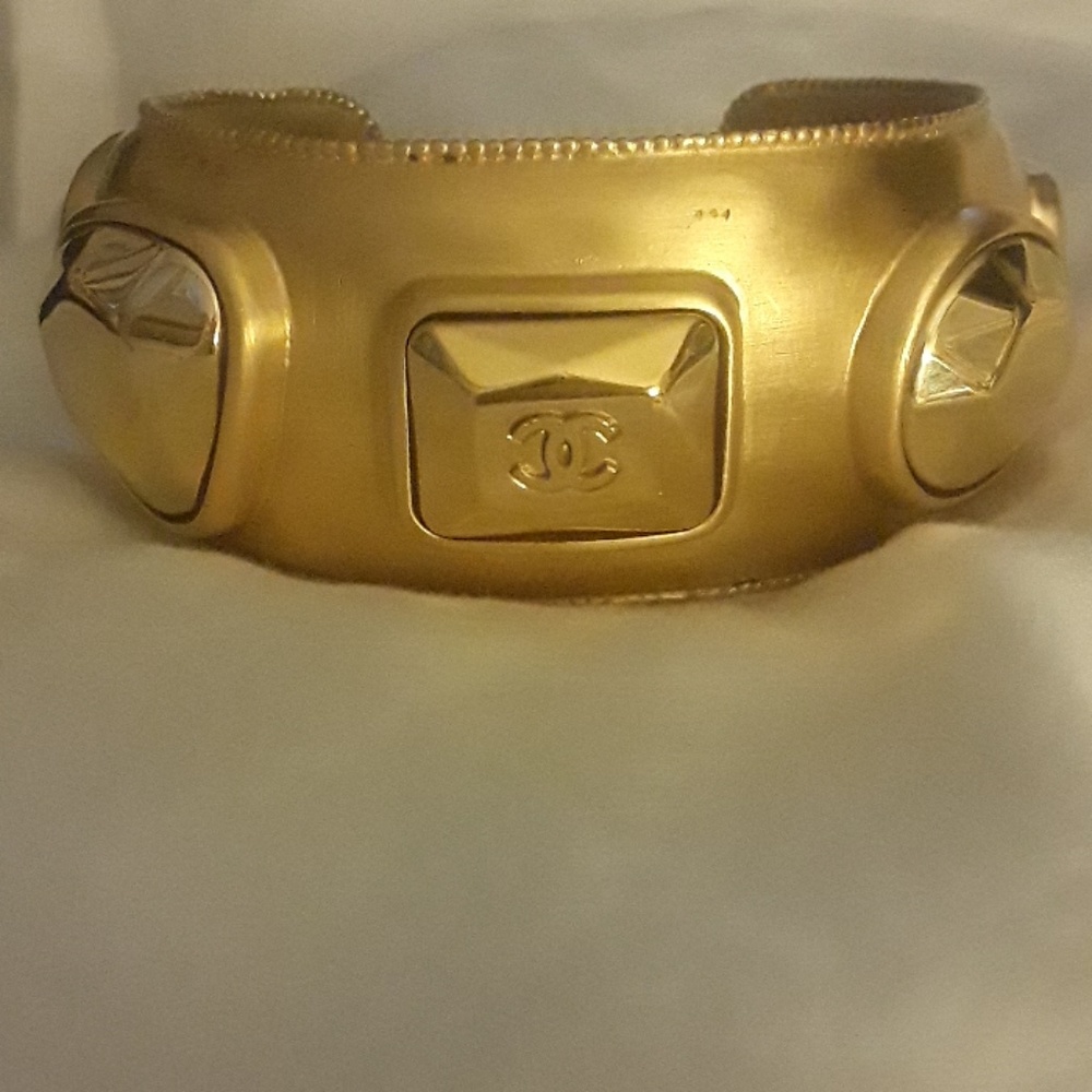 Chanel cuff gold tone,  100% authentic.